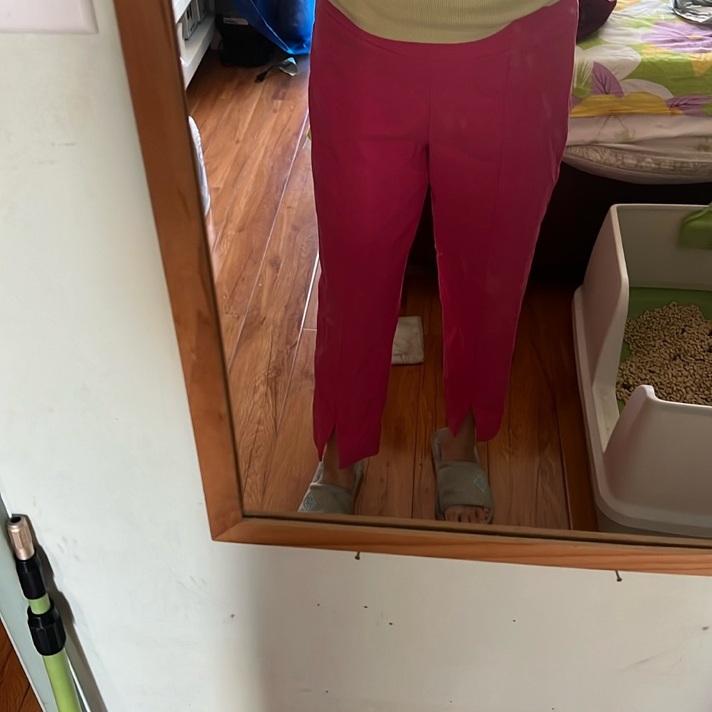 Stretch cropped pants. Pink color. Size small. Comfortable. Good condition.